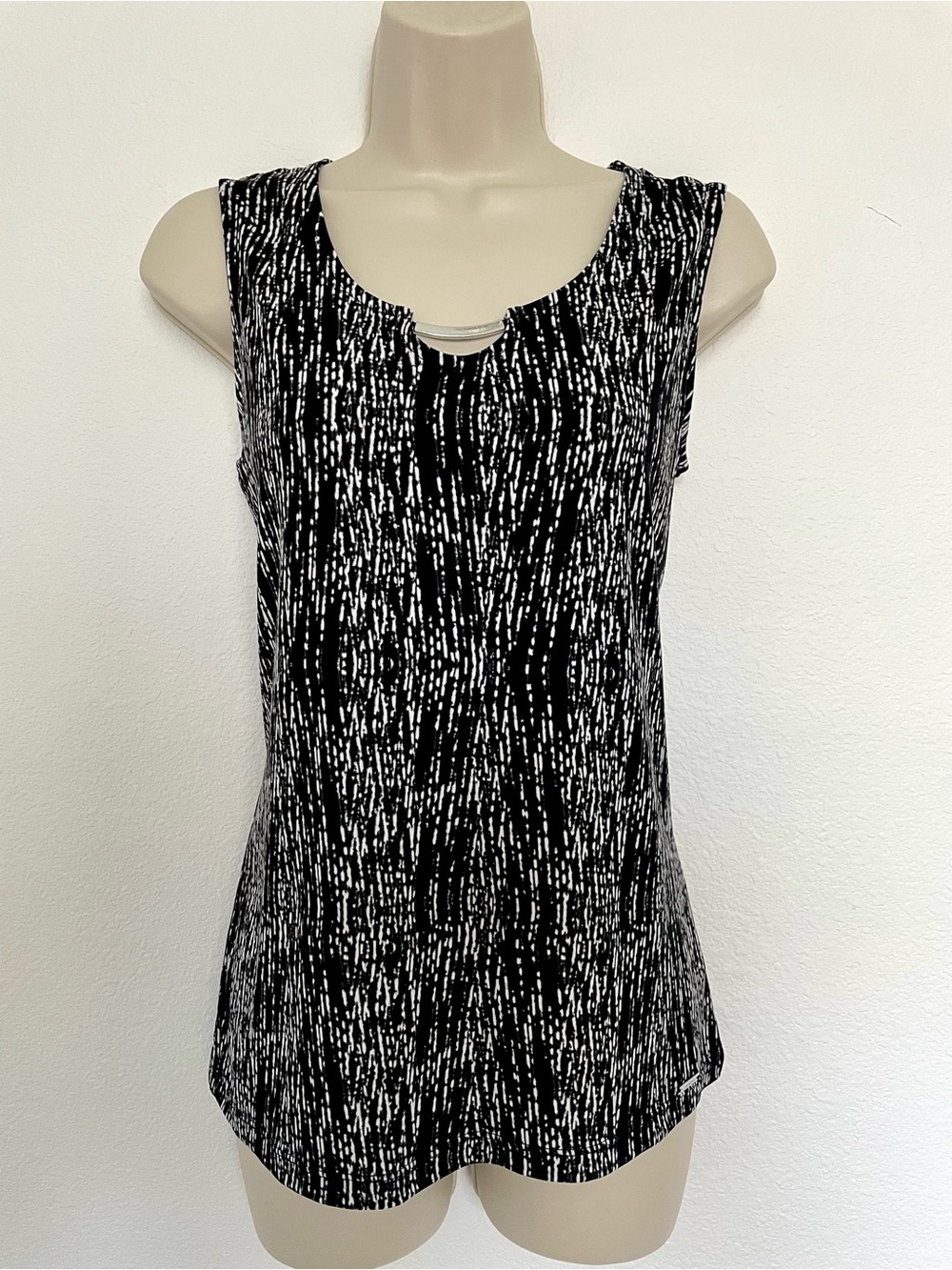 Tahari Black & White Patterned Sleeveless Tank with Distinct Notch Detail Small